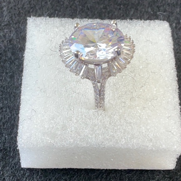 Elegant Triple A cz’s Ring..925 Sterling Silver..Size 7_NWOT - Picture 2 of 3